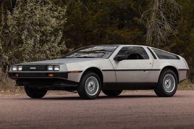 Encuentran 2 autos DeLorean abandonados en California