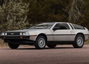 Encuentran 2 autos DeLorean abandonados en California