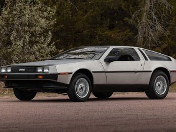 Encuentran 2 autos DeLorean abandonados en California