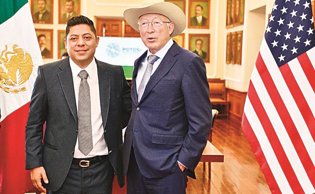 El gobernador Ricardo Gallardo y el embajador Ken Salazar dialogaron sobre las estrategias contra el delito. Foto: Especial.