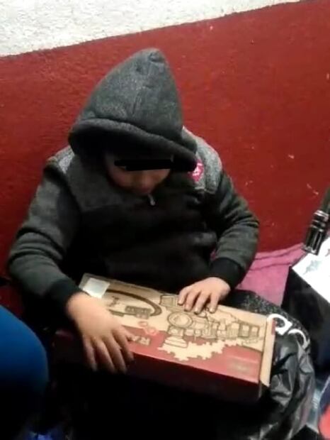 Mamá le dice que los Reyes Magos lo olvidaron y niño escapa de su casa