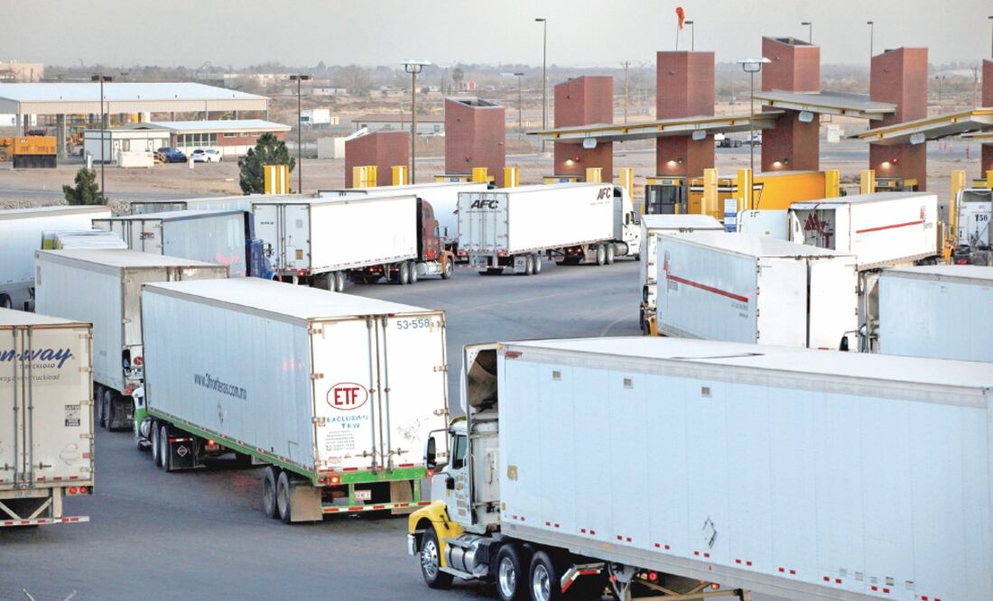 Tráileres cruzan el puente internacional Zaragoza en El Paso, Ciudad Juárez. (ARCHIVO EL UNIVERSAL)