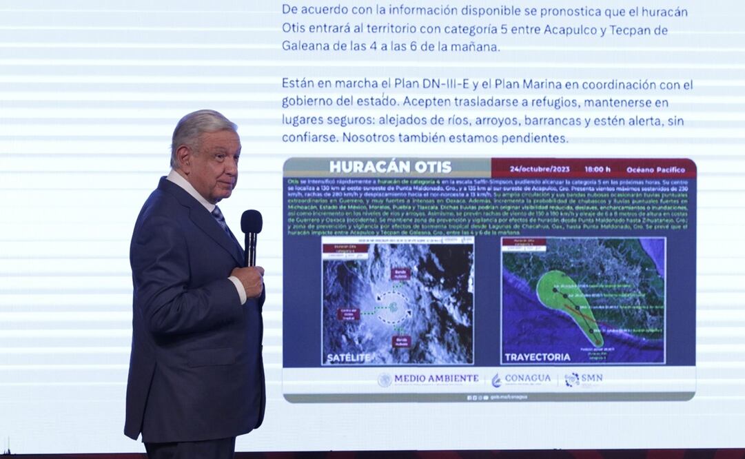 AMLO lee en su mañanera el mensaje de advertencia ante la llegada de "Otis" a Guerrero. Foto: Calos Mejía / EL UNIVERSAL