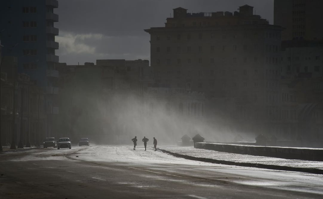 La gente camina por el Malecón de La Habana, el lunes 23 de febrero de 2026. Foto: AP
