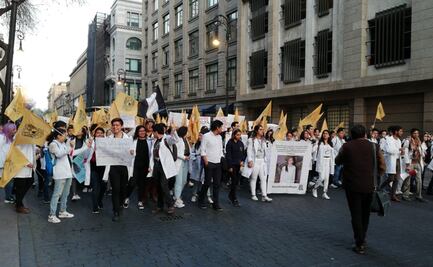 "Ni una bata menos", exigen estudiantes de medicina en marcha a Palacio Nacional