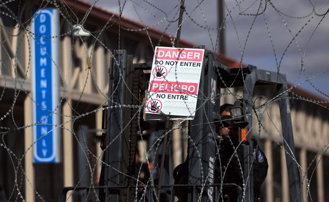 Este viernes, agentes de la Oficina de Aduanas y Protección Fronteriza instalaron alambres de púas y bloques de concreto en el puente Paso del Norte, que conecta Ciudad Juárez con El Paso, Texas, durante ejercicios de seguridad que detuvieron el tránsito vehicular por 40 minutos. (17/01/25) Foto: AFP