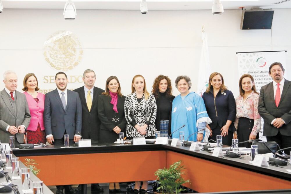 Martha Elena Bárcena Coqui (izq.) y Juan Ramón de la Fuente (tercero de izq. a der.), al finalizar sus comparecencias ante comisiones del Senado. (VALENTE ROSAS. EL UNIVERSAL)