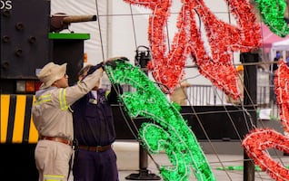 FOTOS: Montan alumbrado navideño e instalan romería en el Zócalo de la CDMX