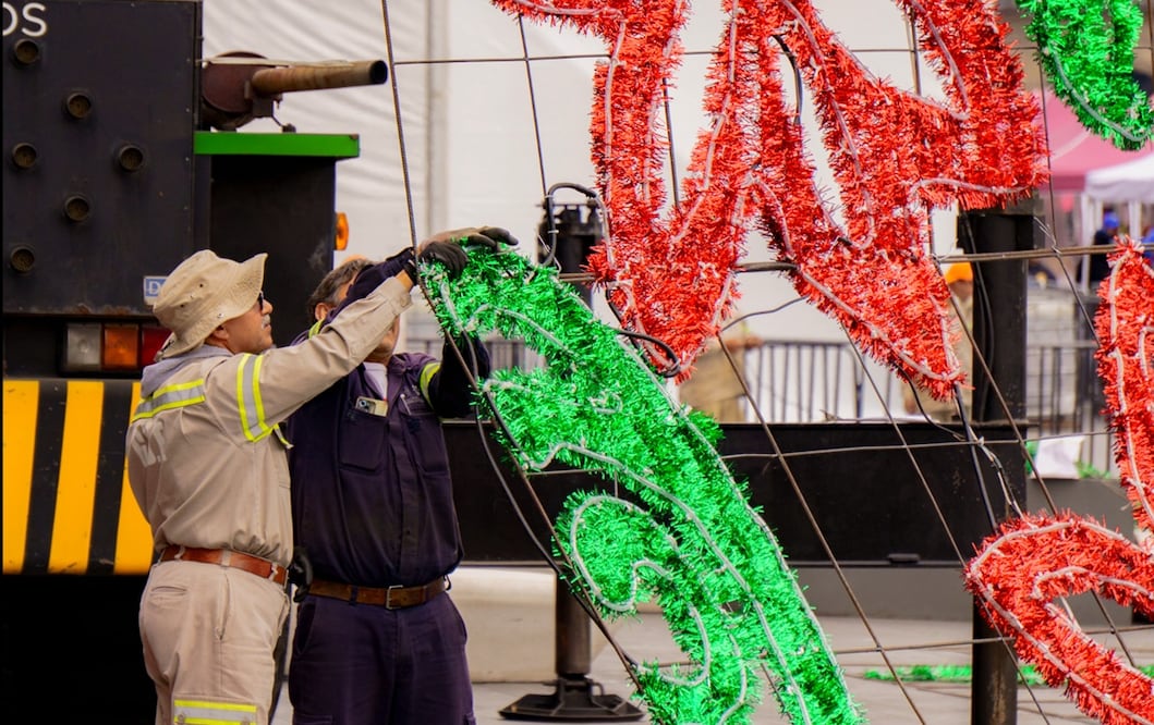 Personal de obras y Servicios alista el alumbrado decorativo para las fiestas decembrinas y fin de año; mientras, comerciantes acomodan sus puestos y productos para ofrecerlos en la romería de la plancha del Zócalo capitalino, el lunes 8 de diciembre de 2025. Foto: Osmar Alvarado/EL UNIVERSAL