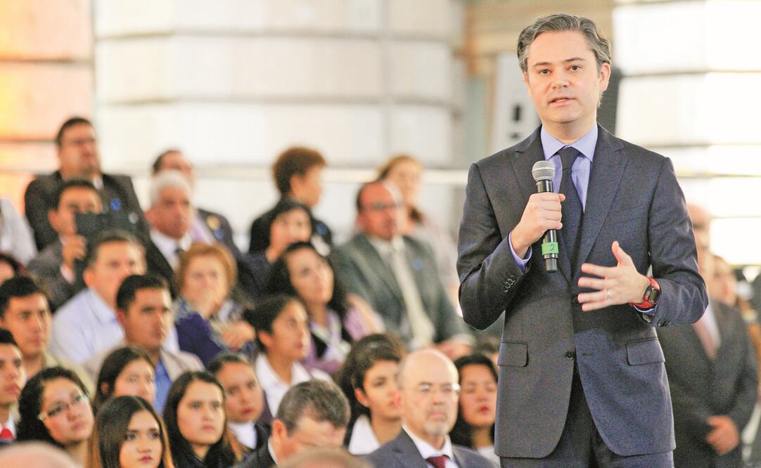 El secretario de Educación Pública, Aurelio Nuño, presentó la estrategia de fortalecimiento y transformación de las normales. El ex secretario Miguel Limón es parte de la comisión que diseña los reglamentos para asignar plazas docentes. FOTO: JAVIER LIRA