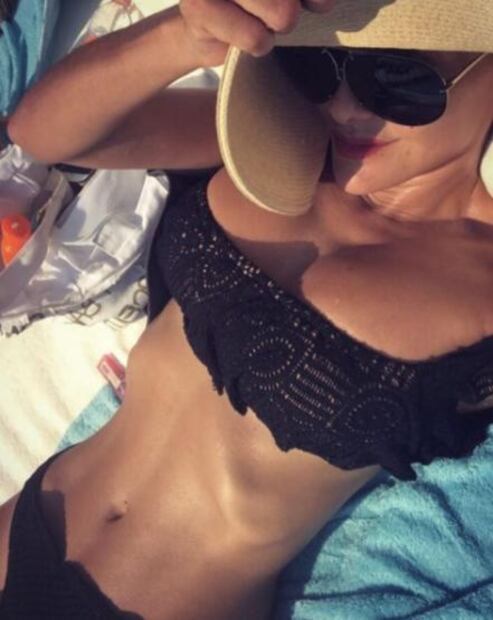 Ninel Conde luce abdomen y bikini bajo el sol