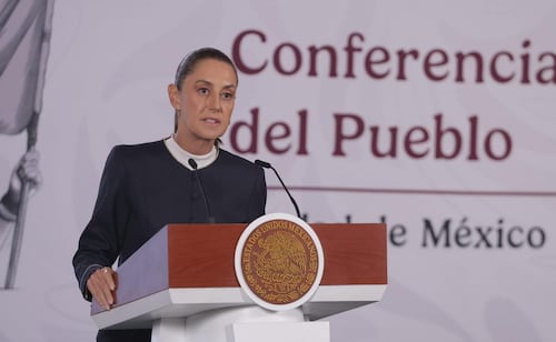 Sheinbaum minimiza aspiraciones presidenciales de Cabeza de Vaca; "está difícil lanzar su candidatura desde otro país", ironiza