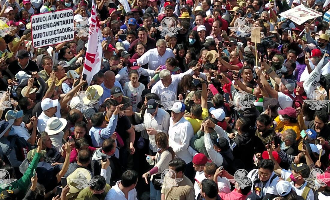 Foto: René Villeda /EL UNIVERSAL / En la imagen se observa al Presidente rodeado de los asistentes a la marcha
