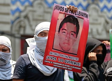 Nueva búsqueda de los 43 en batallón de Iguala es para lavarle la cara al Ejército: padres de normalistas desaparecidos