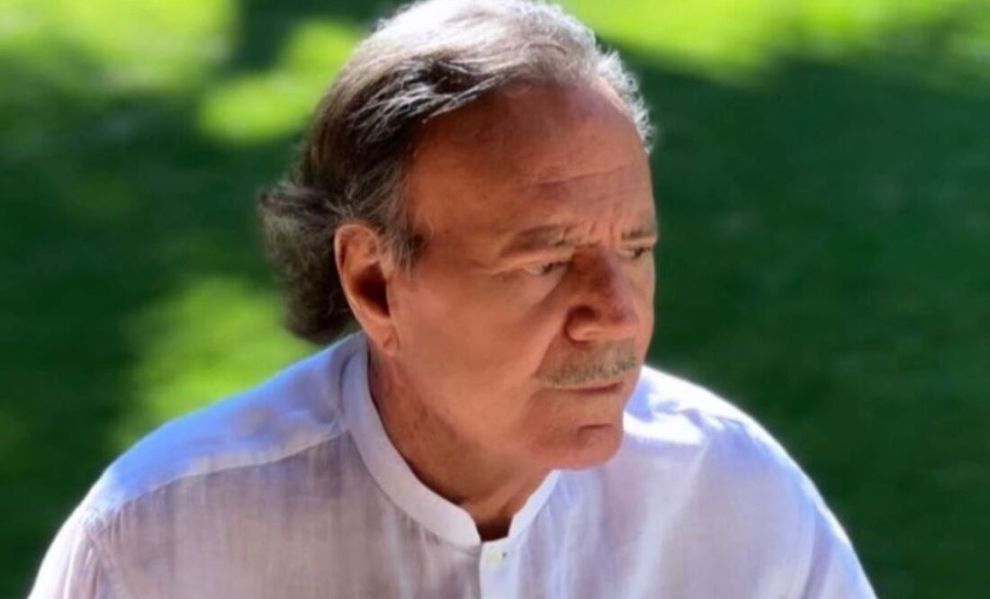 Julio Iglesias está alejado de los escenarios desde hace años, esta foto la publicó hace pocos en sus redes.