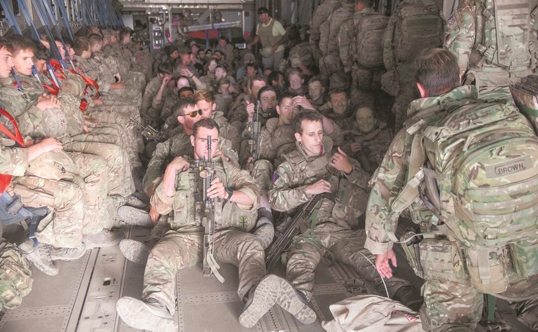 Personal castrense británico deja Kabul. Así finaliza 20 años de campaña militar. Foto: Jonathan Gifford. EFE