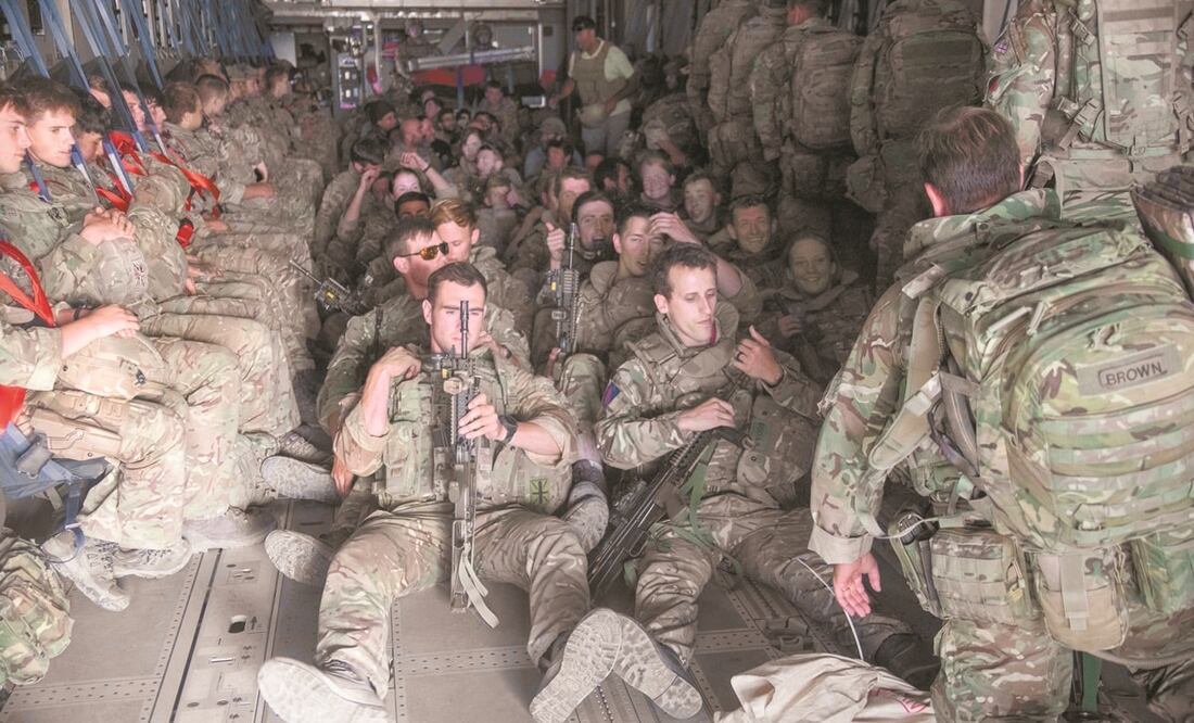 Personal castrense británico deja Kabul. Así finaliza 20 años de campaña militar. Foto: Jonathan Gifford. EFE