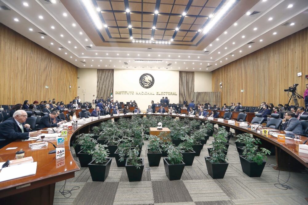 El INE busca evitar la descoordinación entre el personal que se dedicará al acopio y transmisión de datos de conteos rápidos (ARCHIVO EL UNIVERSAL)