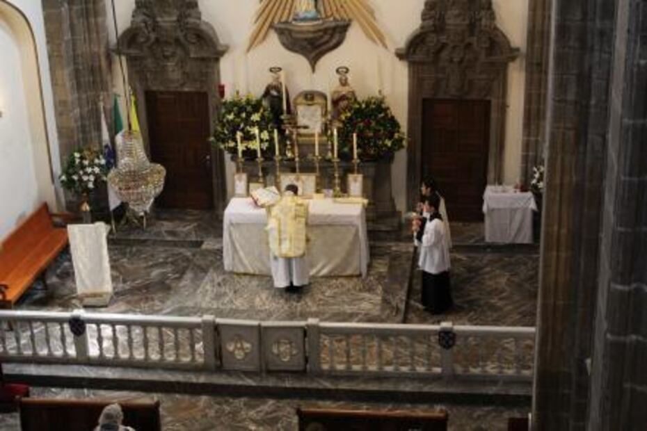 Cuando la misa se daba en latín y de espaldas