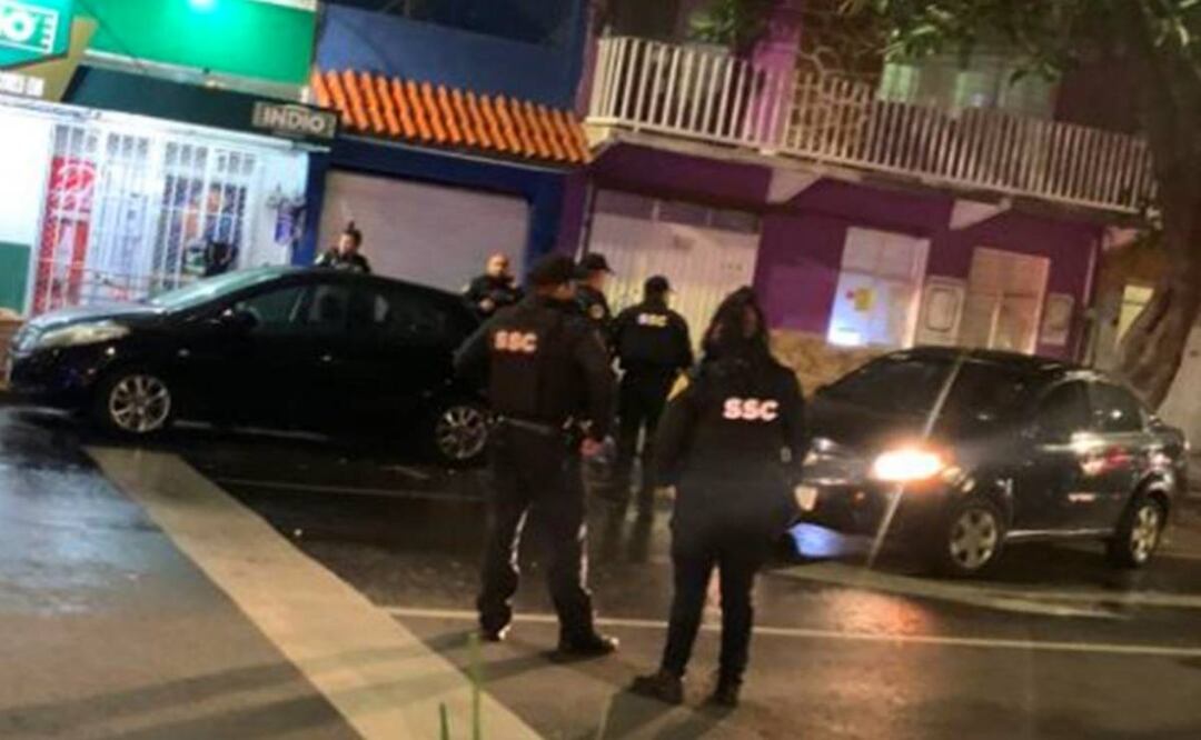 Los delincuentes bajaron del automóvil con armas de fuego y comenzaron a disparar en contra de elementos. Foto: Especial