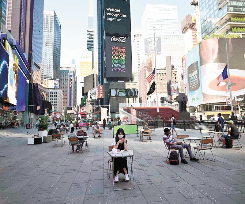 Las personas respetaron el distanciamiento social en Times Square, cuando la ciudad de Nueva York, Estados Unidos, ingresó ayer en la fase dos de reapertura . JOHANNES EISELE. AFP