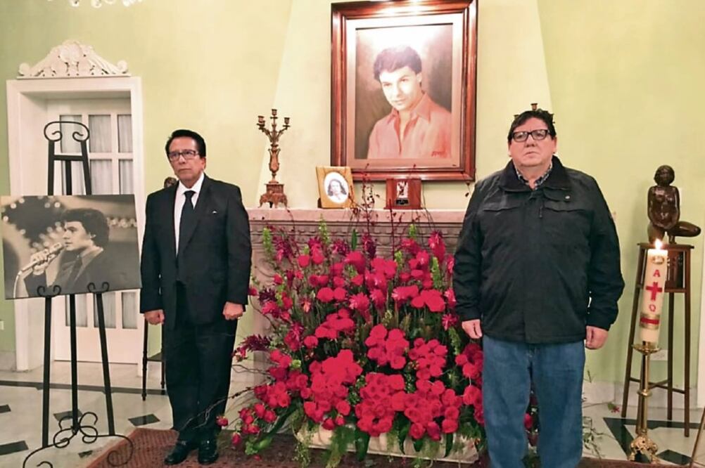 El representante de Juan Gabriel, Jesus Salas, de traje, y el alcalde Javier González Mocken, de chamarra (CORTESÍA DE HILTZIK STRATEGIES / TANGERINE SOUL)