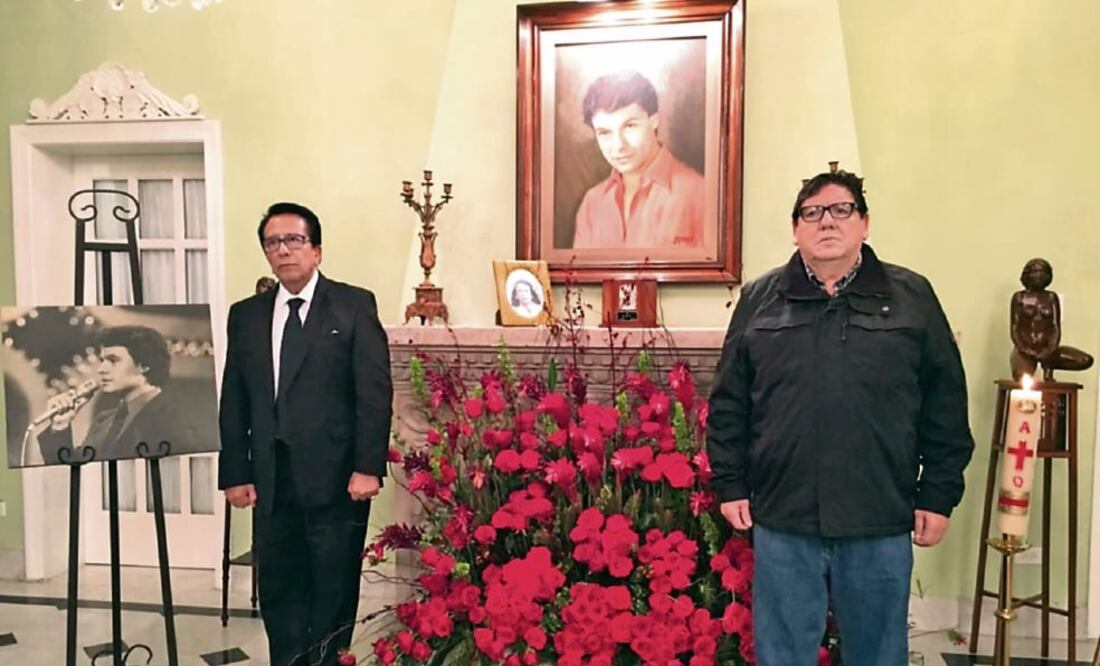 El representante de Juan Gabriel, Jesus Salas, de traje, y el alcalde Javier González Mocken, de chamarra (CORTESÍA DE HILTZIK STRATEGIES / TANGERINE SOUL)