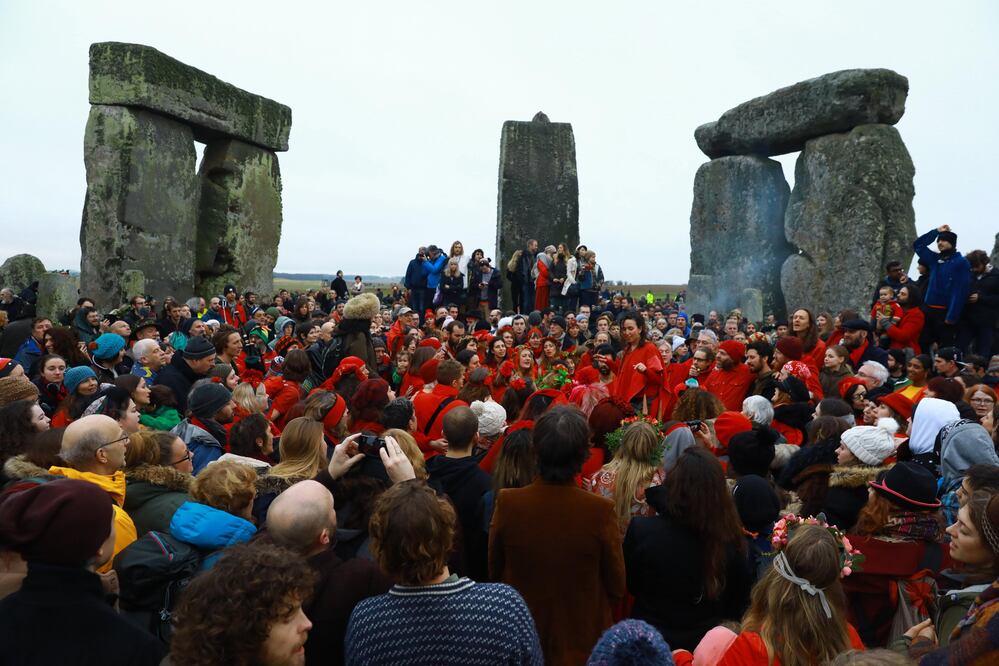 Miles de personas celebran el solsticio de invierno en Stonehenge
