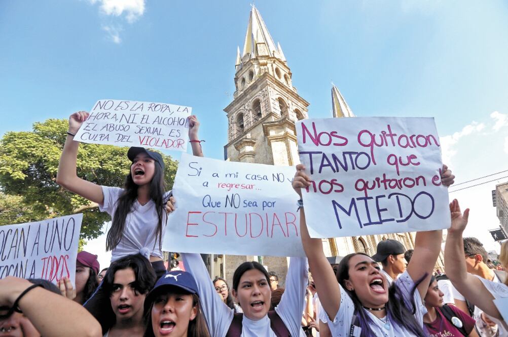 Cientos de jóvenes de la Preparatoria 1 marcharon por calles de Guadalajara, tras el ataque que un sujeto iba a perpetrar contra una de sus compañeras. Foto: FERNANDO CARRANZA. CUARTOSCURO