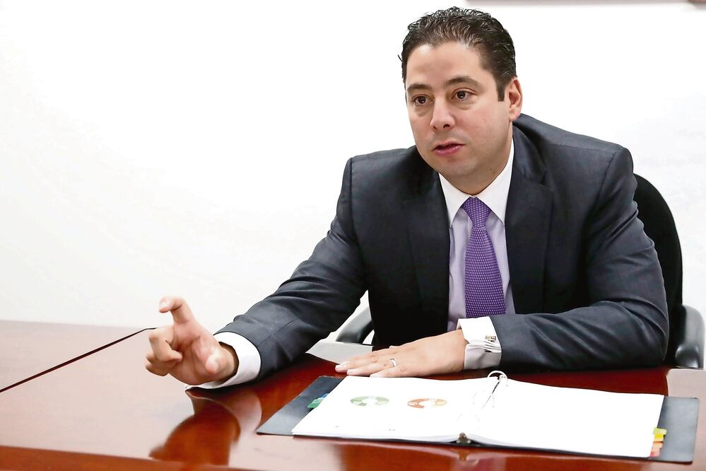 Ricardo Treviño, titular de la AGA, expuso que el valor de las operaciones por mensajería y paquetería ascendió a 702 millones de dólares durante el año pasado, por lo que esta actividad registra crecimientos a tasas de dos dígitos. FOTO: JENIFER NAVA