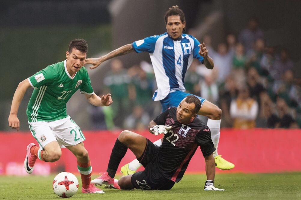 Hirving Lozano hizo gala de su velocidad para romper la defensiva catracha (ETZEL ESPINOSA. IMAGO7)