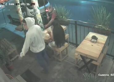 En 10 segundos hombres armados asaltan a comensales de restaurante en Neza; capturan a ladrones