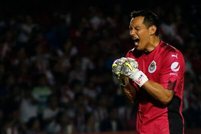 Rodolfo Cota se queda en Chivas