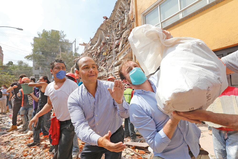 En los edificios colapsados formaron cadenas humanas para retirar escombros (BERENICE FREGOSO. EL UNIVERSAL)