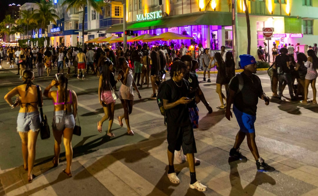 Multitudes caminan por Ocean Drive, en Miami Beach, Florida. Foto: AP