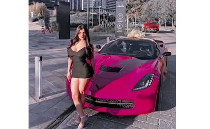 VIDEO. Captan a Karely Ruiz paseando en su corvette rosa por Nezahualcóyotl