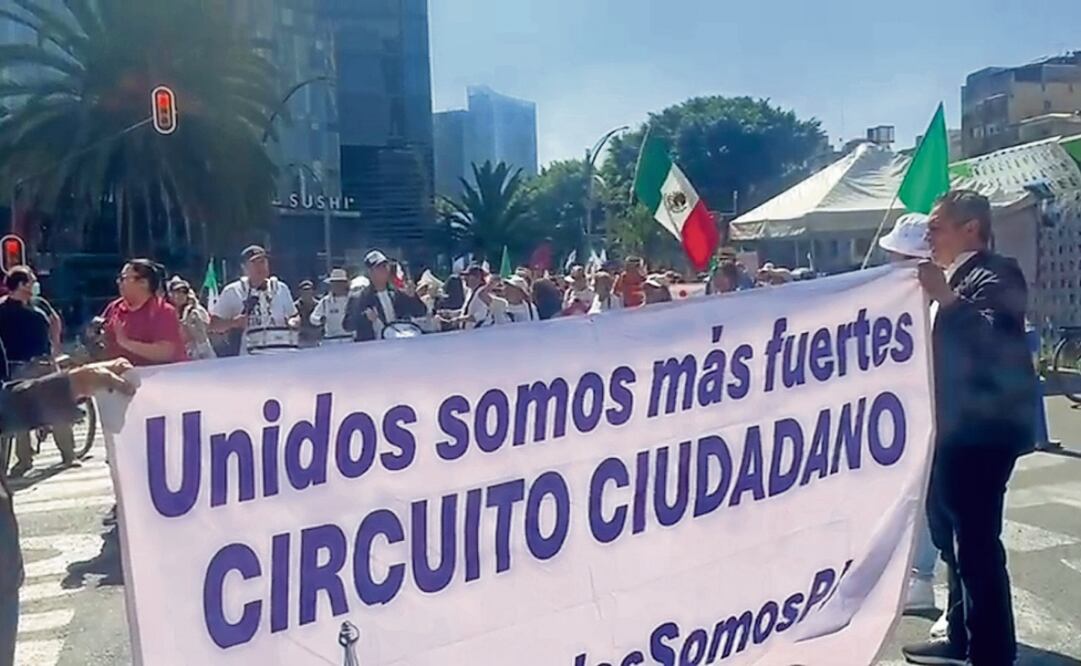 Una manta fue la única que se hizo presente en la manifestación convocada ayer domingo en el Ángel de la Independencia. Foto: Yalina Ruiz | El Universal