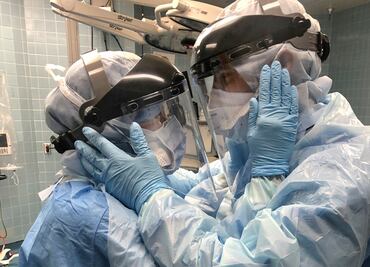 Se viraliza foto de pareja de enfermeros luchando contra el Covid-19