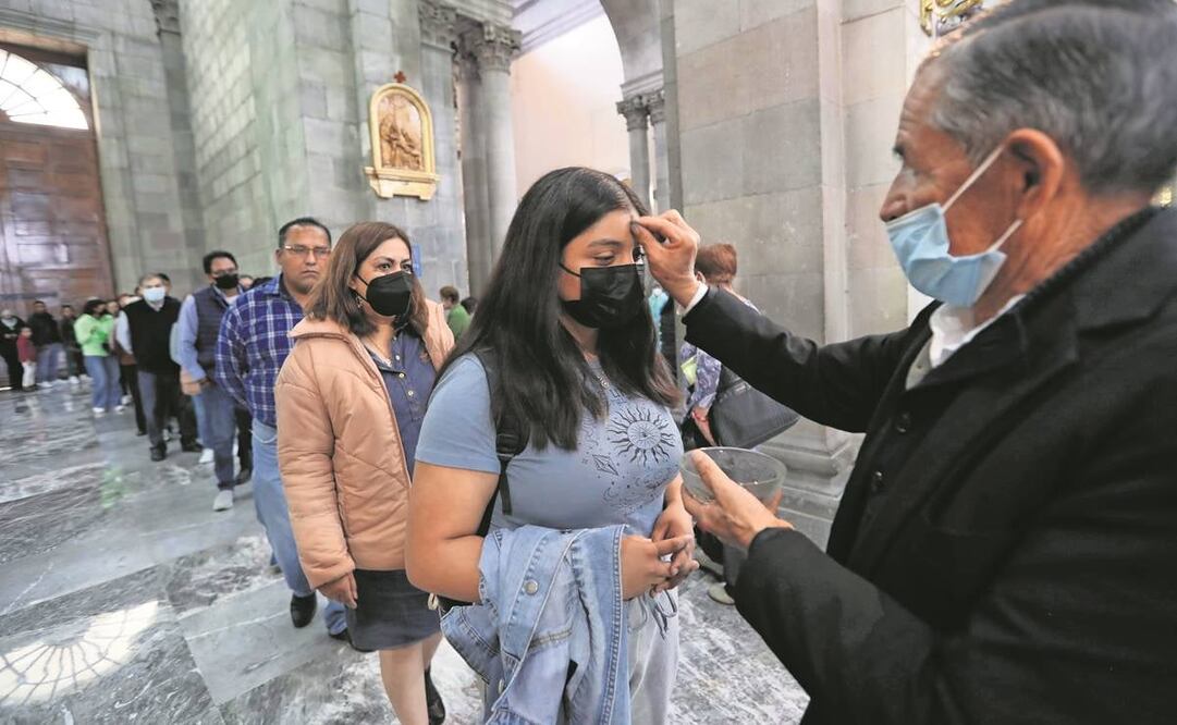 Fieles católicos se dijeron contentos de regresar presencialmente a recibir la ceniza y demostrar su fe.