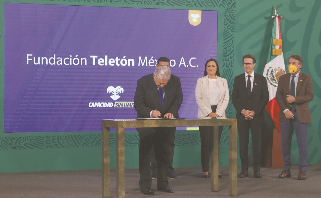 El presidente López Obrador al firmar el convenio con la Fundación Teletón en la conferencia de prensa mañanera. Foto: CARLOS MEJÍA. EL UNIVERSAL
