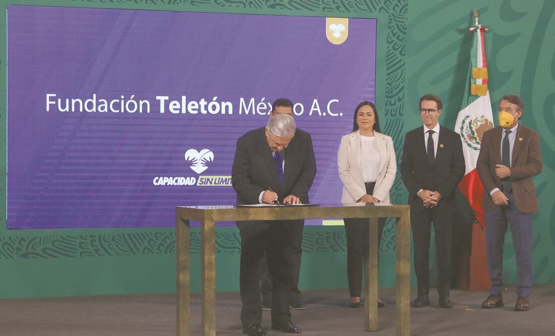 El presidente López Obrador al firmar el convenio con la Fundación Teletón en la conferencia de prensa mañanera. Foto: CARLOS MEJÍA. EL UNIVERSAL
