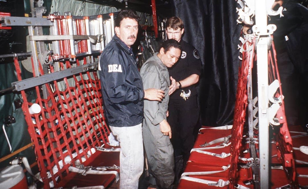 General Manuel Noriega de Panamá, escoltado por agentes de la DEA, tras su captura en enero de 1990. Su detención y posterior juicio en Florida por delitos de narcotráfico constituyeron la primera ocasión en que un país juzga al jefe de Estado de una nación soberana. Foto: Wikimedia Commons.