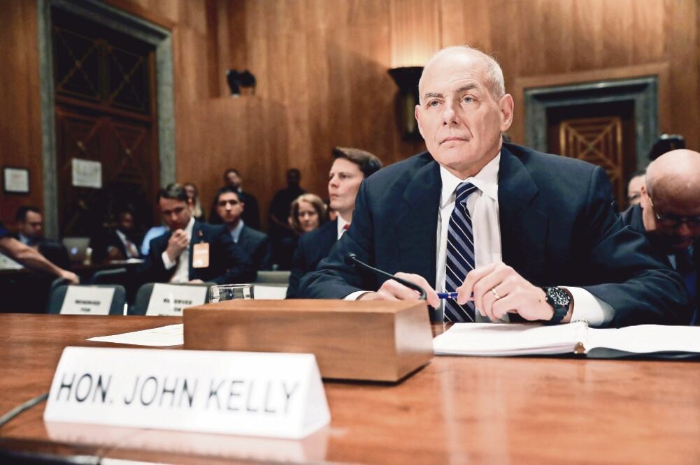 El secretario de Seguridad Nacional, John Kelly, durante la comparecencia de ayer en el Senado sobre seguridad en la frontera (AARON P. BERNSTEIN. REUTERS)