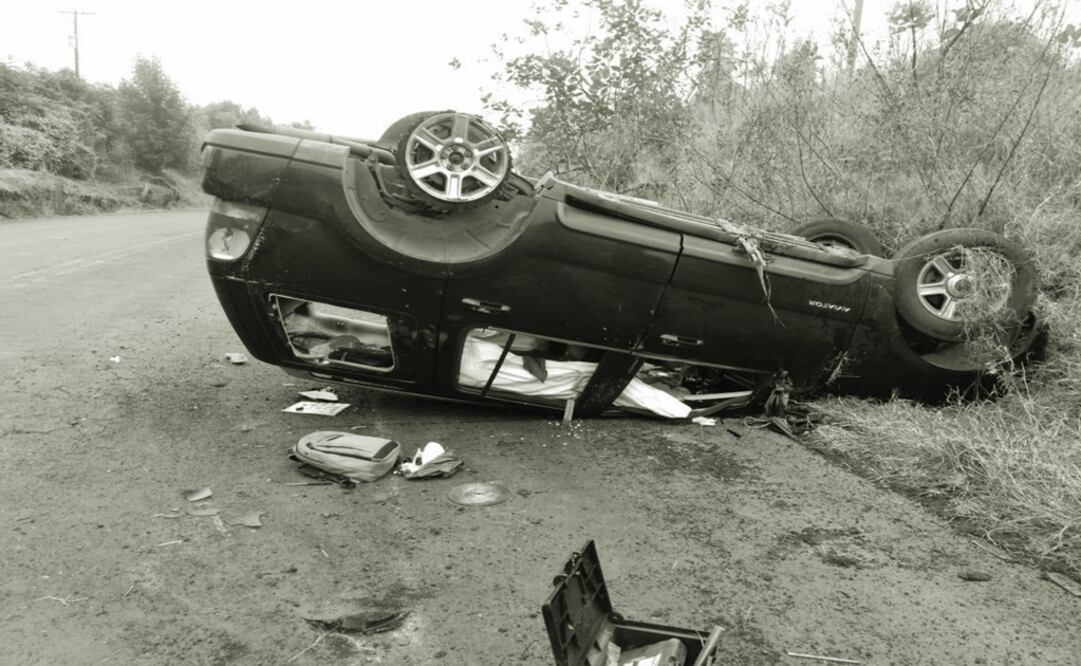 El mando policial intentó evadir el ataque armado y terminó volcado sobre la carretera. Foto: Especial