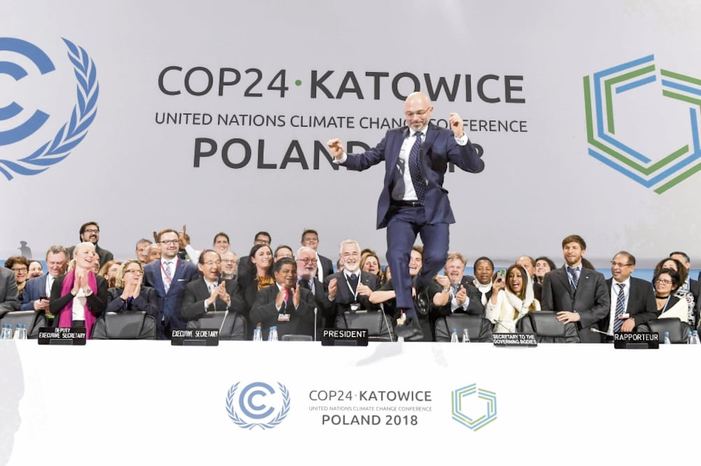 El presidente de la COP24, Michal Kurtyka, salta al final de la sesión en la que se pactaron las reglas del Acuerdo de París en Katowice, Polonia. (JANEK SKARZYNSKI. AFP)