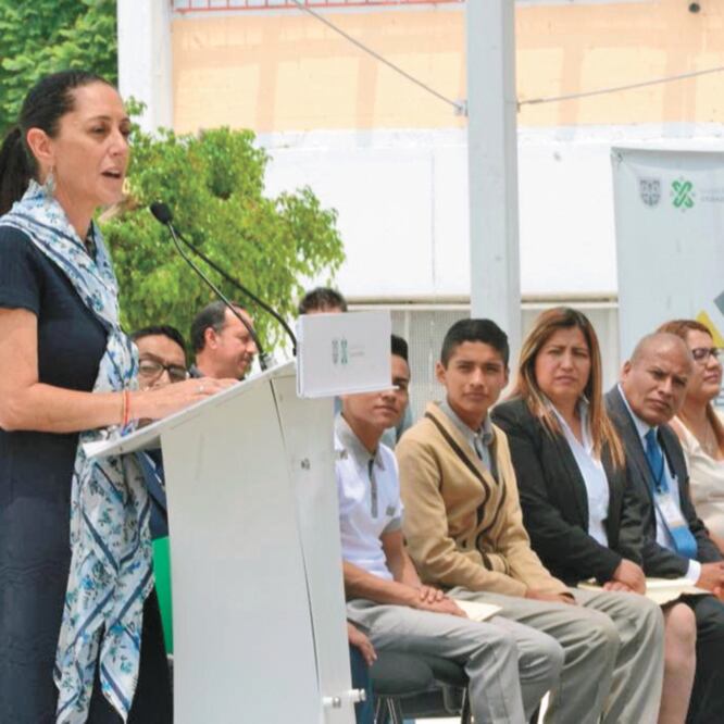 Claudia Sheinbaum, jefa de Gobierno de la Ciudad de México, durante la entrega de recursos a una secundaria de la alcaldía Gustavo A. Madero. CORTESÍA