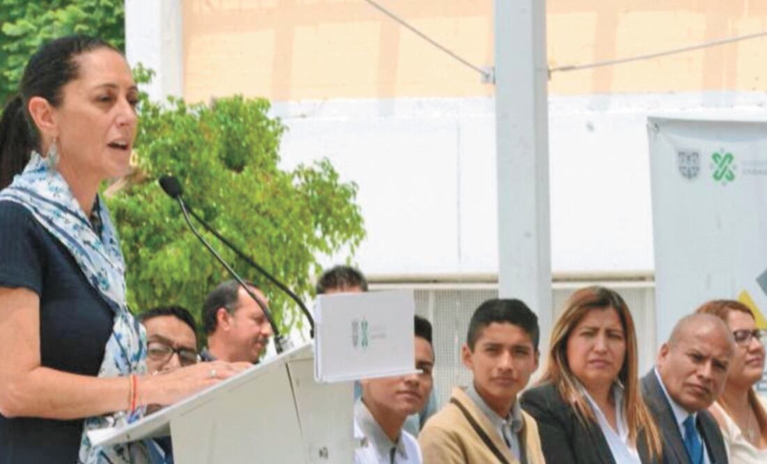 Claudia Sheinbaum, jefa de Gobierno de la Ciudad de México, durante la entrega de recursos a una secundaria de la alcaldía Gustavo A. Madero. CORTESÍA