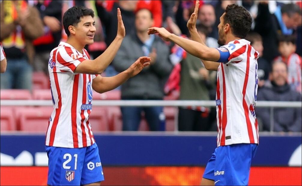 Obed Vargas festeja con Koke / Foto: Especiales