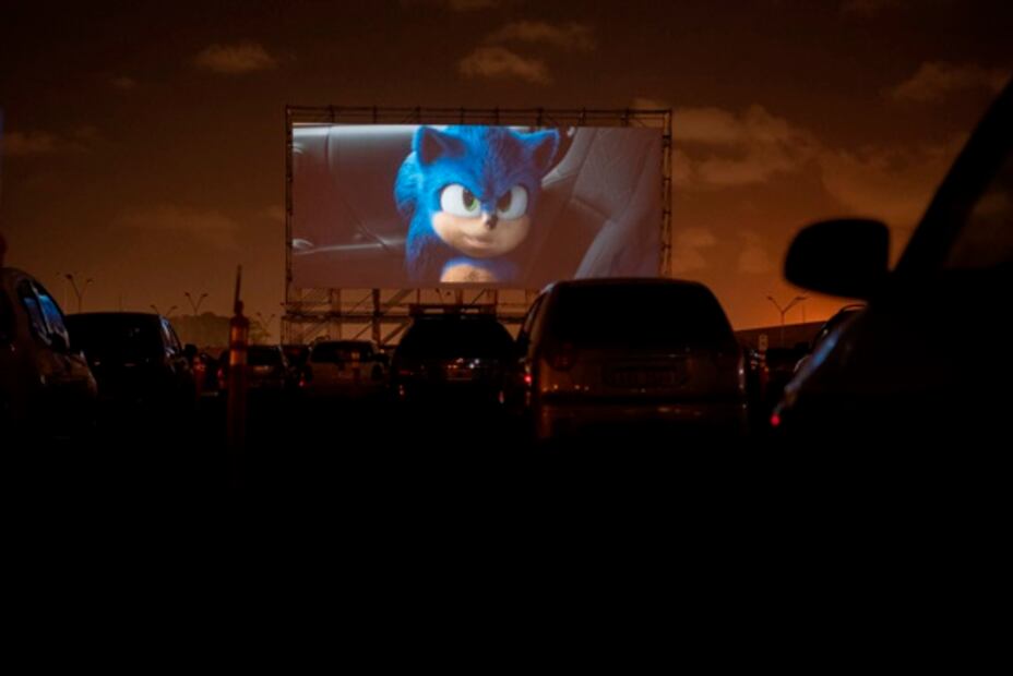 A falta de vuelos, aeropuerto en Uruguay se convierte en autocine