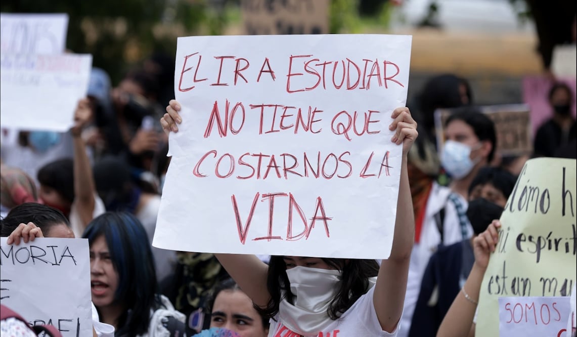 Estudiantes y padres de familia del Colegio de Ciencias y Humanidades Sur marcharon en silencio hacia Rectoría de la UNAM, para exigir medidas de seguridad en el plantel, el miércoles 24 de septiembre de 2025. Foto: Fernanda Rojas/EL UNIVERSAL